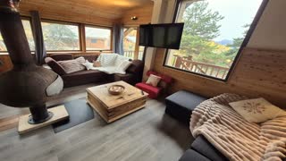 Lagopède au salon cheminee chalet